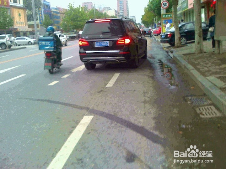 自行车和摩托车在通道行驶要安全