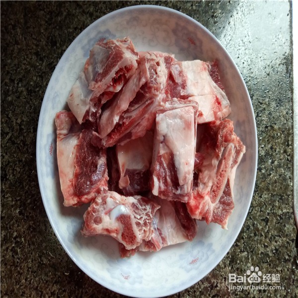 牛排骨炖萝卜的做法。