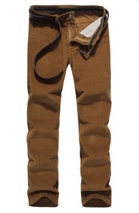 秋冬的男人应该穿什么：[1]V领T恤加休闲裤