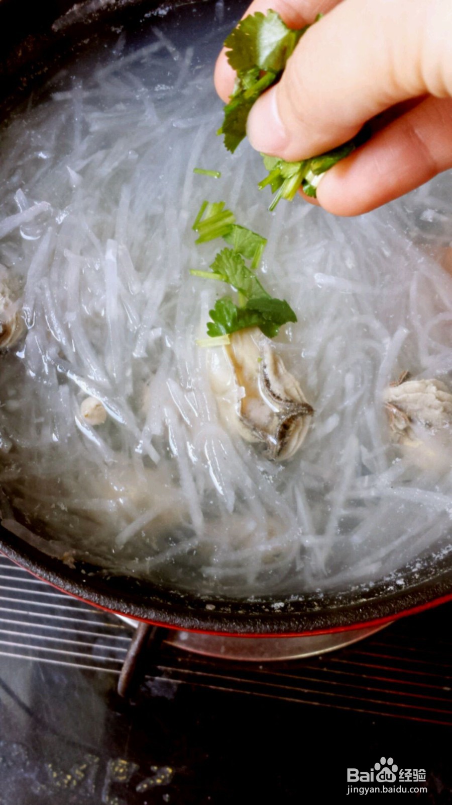 萝卜牡蛎粉丝汤的做法