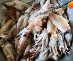 香辣小鱿鱼的制作过程