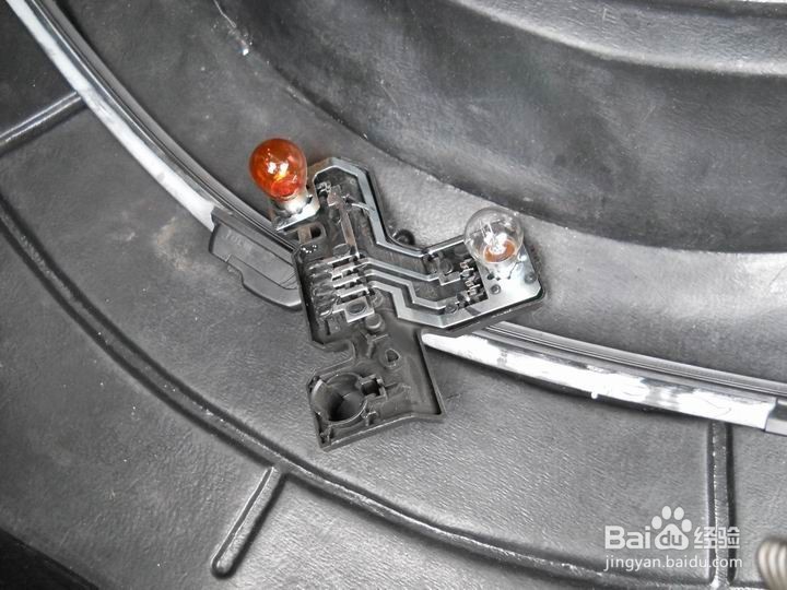 汽车一边的转向灯闪速变快，怎么办