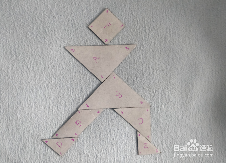 用七巧板怎样拼一个叉开腿活动腰身的人?