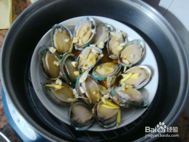 鲜美的蒜蓉豉油蒸鲍鱼