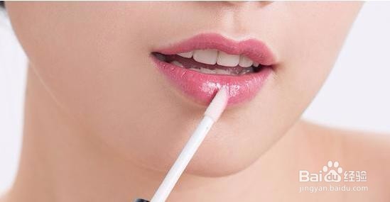 如何解决秋季嘴唇干裂问题?