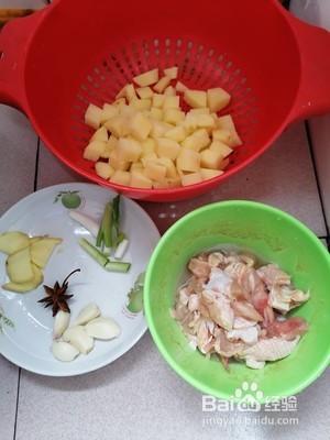 鸡腿肉烧土豆丁