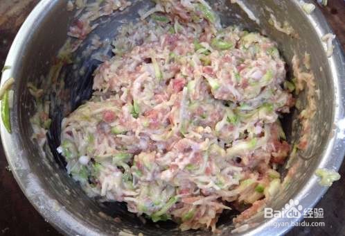 厨房挑战之荤菜茄汁西葫芦猪肉饼怎么做?