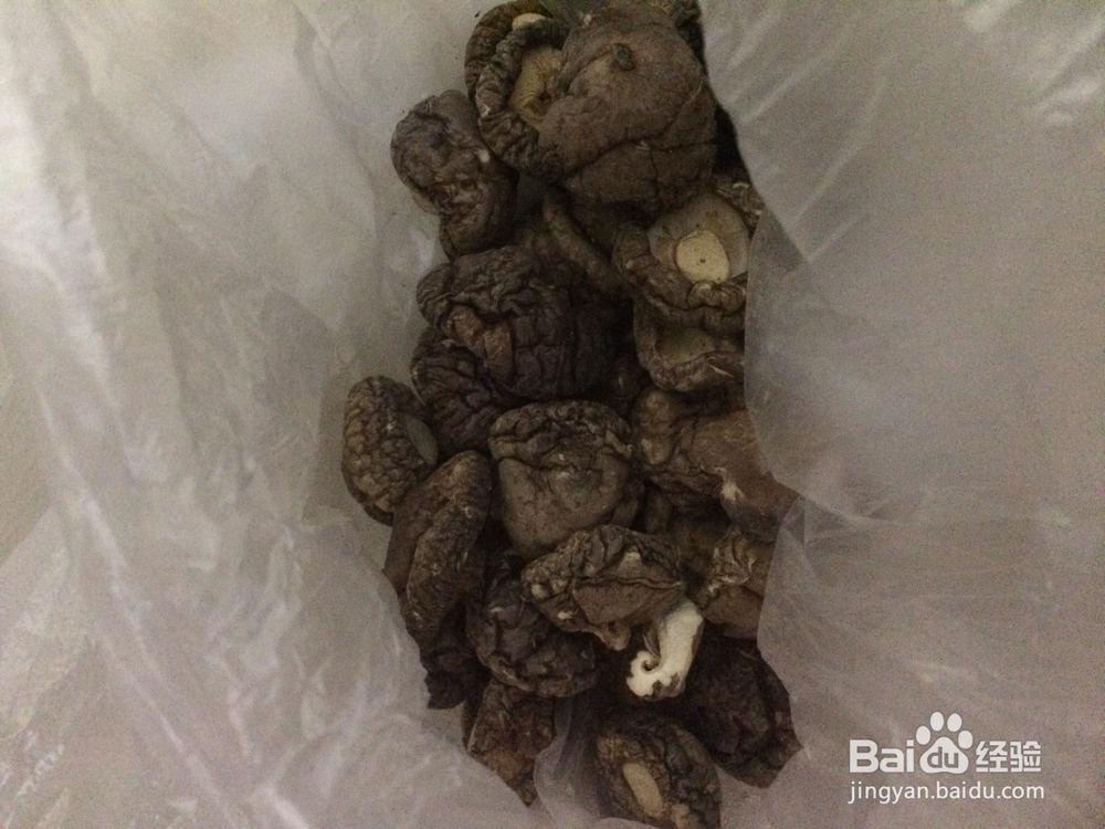 怎么做香菇鸡腿土豆汤?