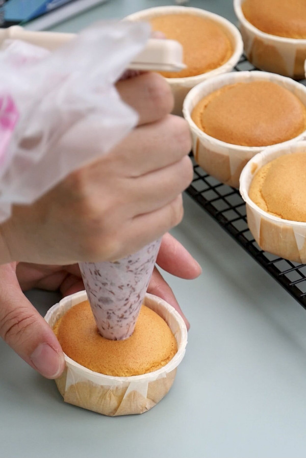 杨梅冰激凌纸杯蛋糕