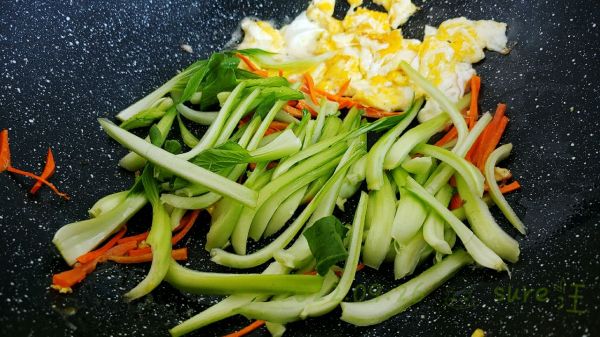 醋蛋生丝炒凉皮