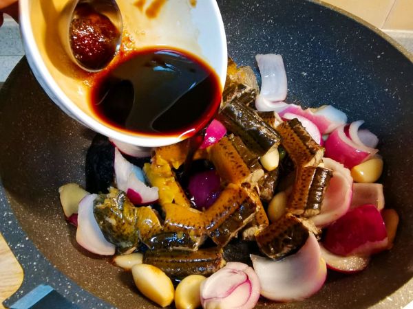 家常菜红烧黄鳝鹌鹑蛋