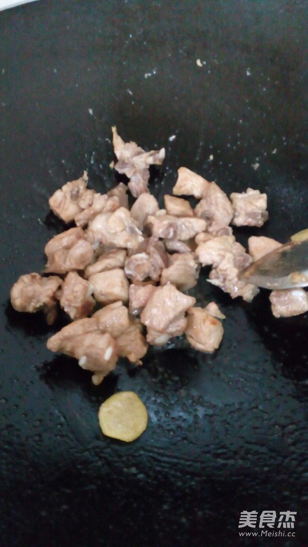 土豆烧排骨的做法