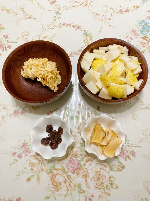 海底椰雪梨银耳桂圆汤