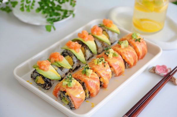 三文鱼牛油果寿司