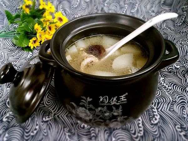 白萝卜炖排骨汤