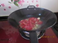 西红柿炒尖椒做法