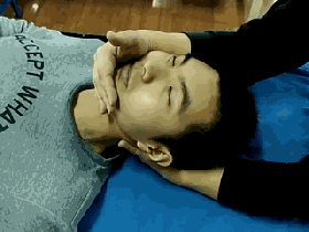 小宝总歪脖 1岁之内小儿推拿效果好