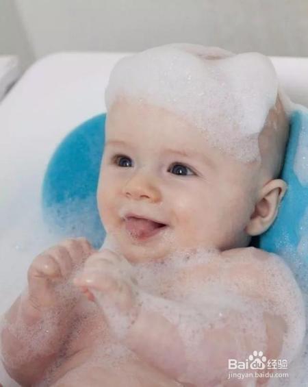 宝宝又哭闹又挠耳朵，家长要警惕急性中耳炎