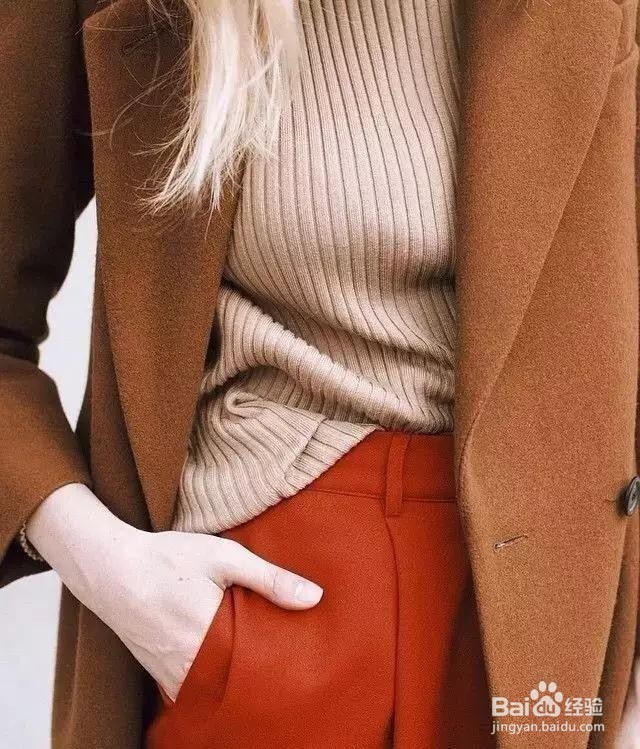今年火热的焦糖色大衣该如何穿搭？