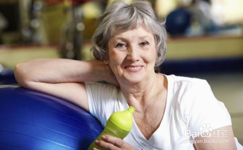 老人正确使用按摩器的方法