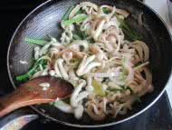 鲜菇芹菜鱿鱼丝