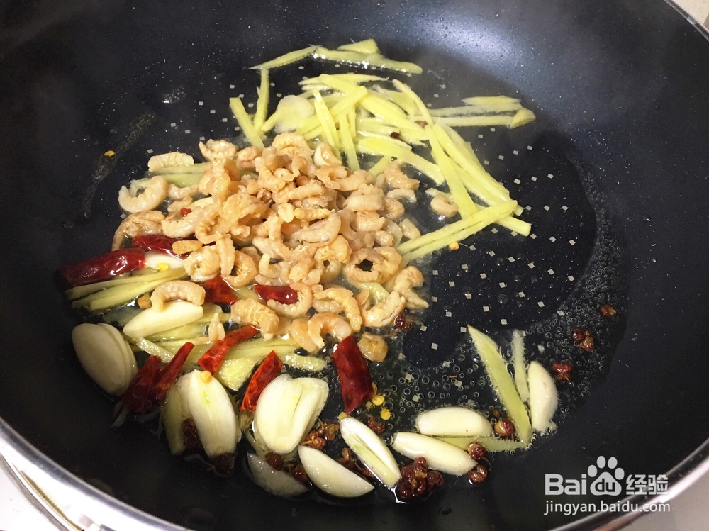 家常做法的酸辣白菜木耳虾米