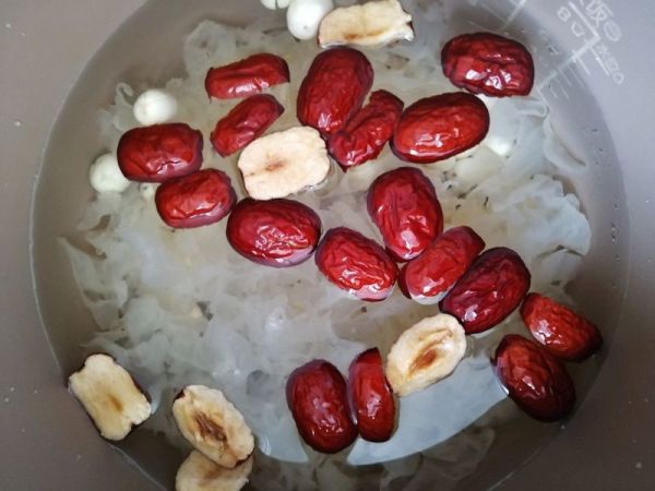 红枣银耳莲子羹