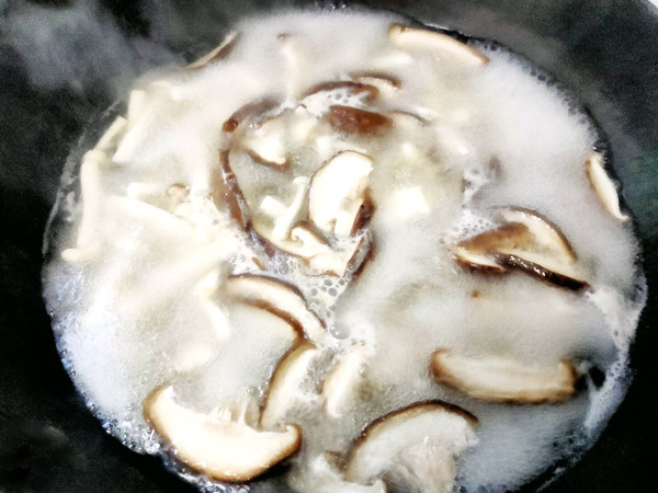 营养补钙番茄虾仁菌菇汤