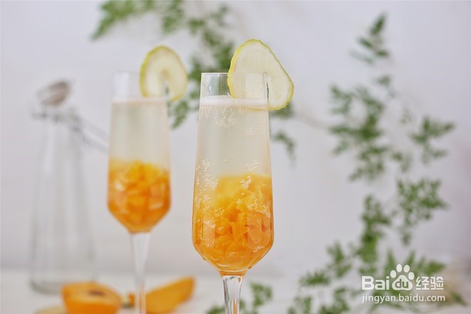 黄桃苏打饮的做法