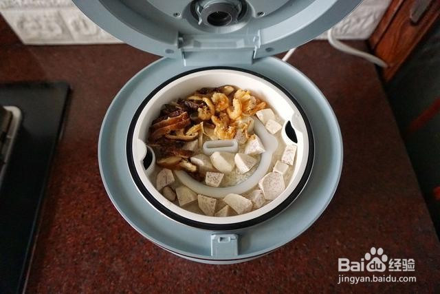 家庭自制蒸的腊味煲仔饭