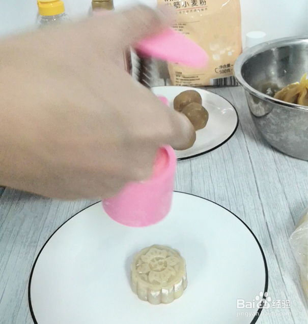 莲蓉蛋黄月饼怎么做？