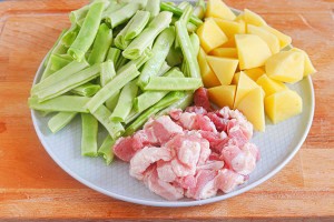 教你做出五花肉炖芸豆土豆