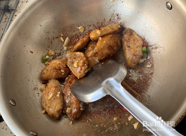 如何制作简单美味的蒜香鸡翅？