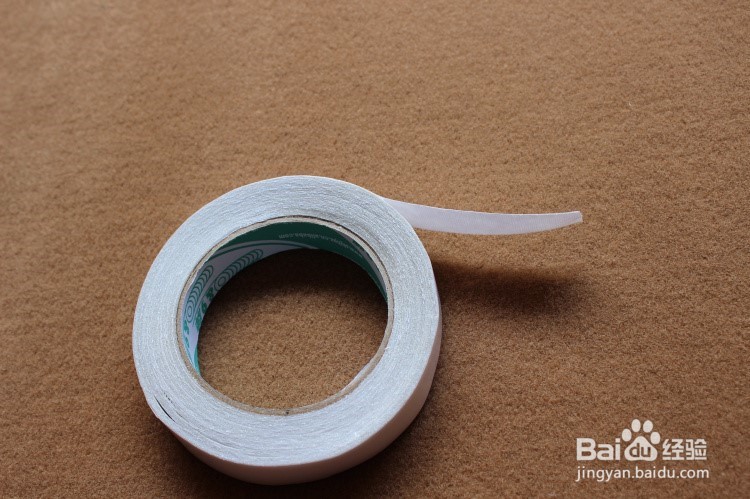 玻璃上的油漆用什么办法去除?