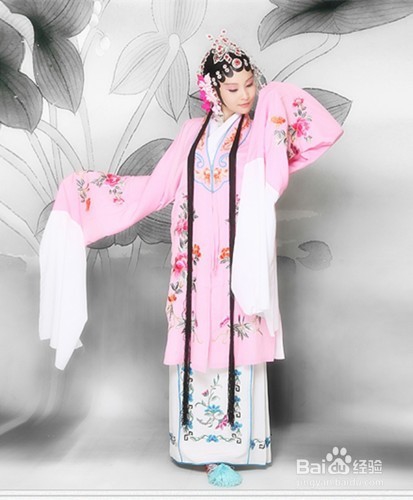 ”戏剧“倾城赋精美的服饰生涯