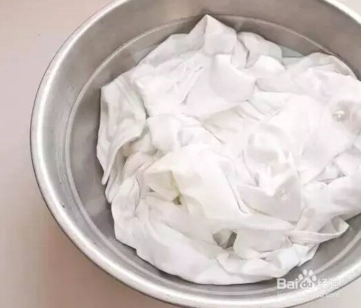 白色衣服被漂白液染色了该怎么办？