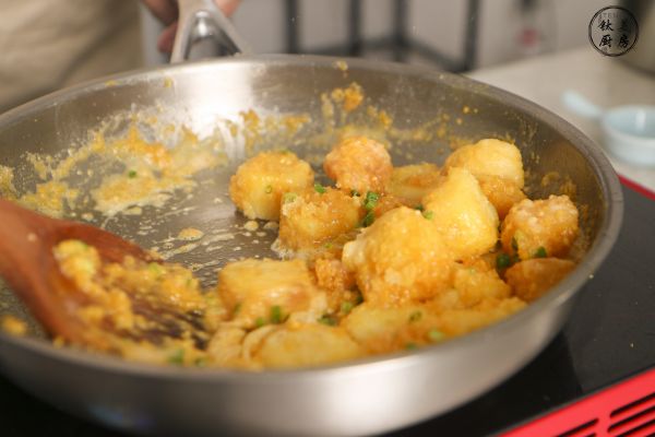 咸蛋黄虾仁豆腐