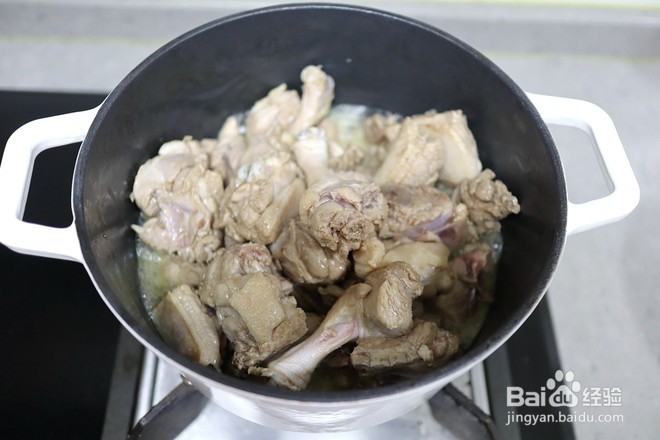 玉米鸭腿煲的做法