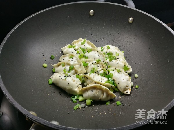 笋干煎饺的做法