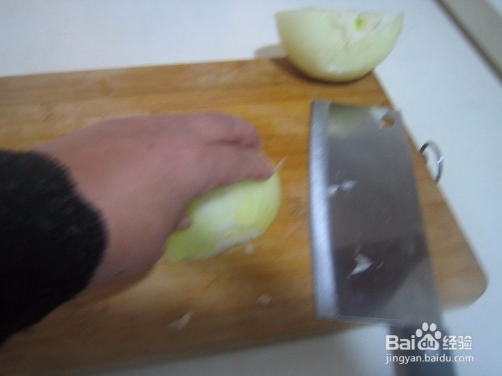 老年人怎样用刀切洋葱条