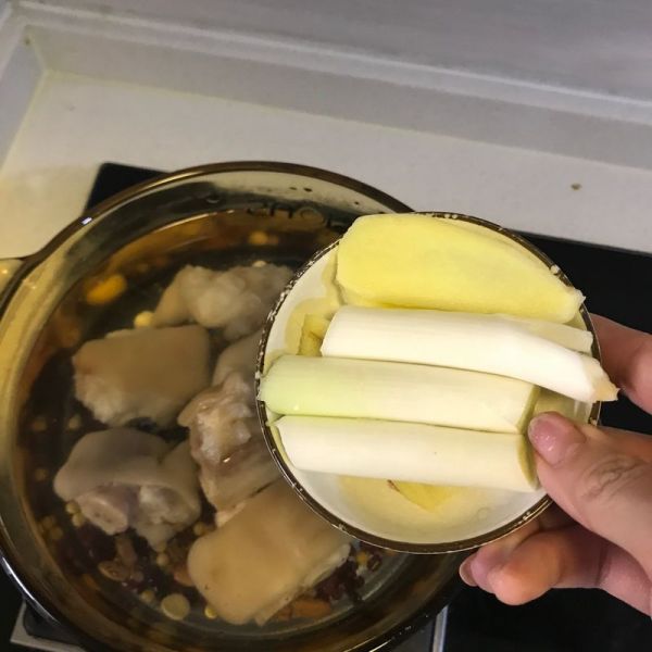 五谷猪蹄莲藕汤