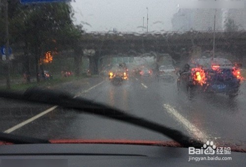 关于雨天开车的几点注意事项