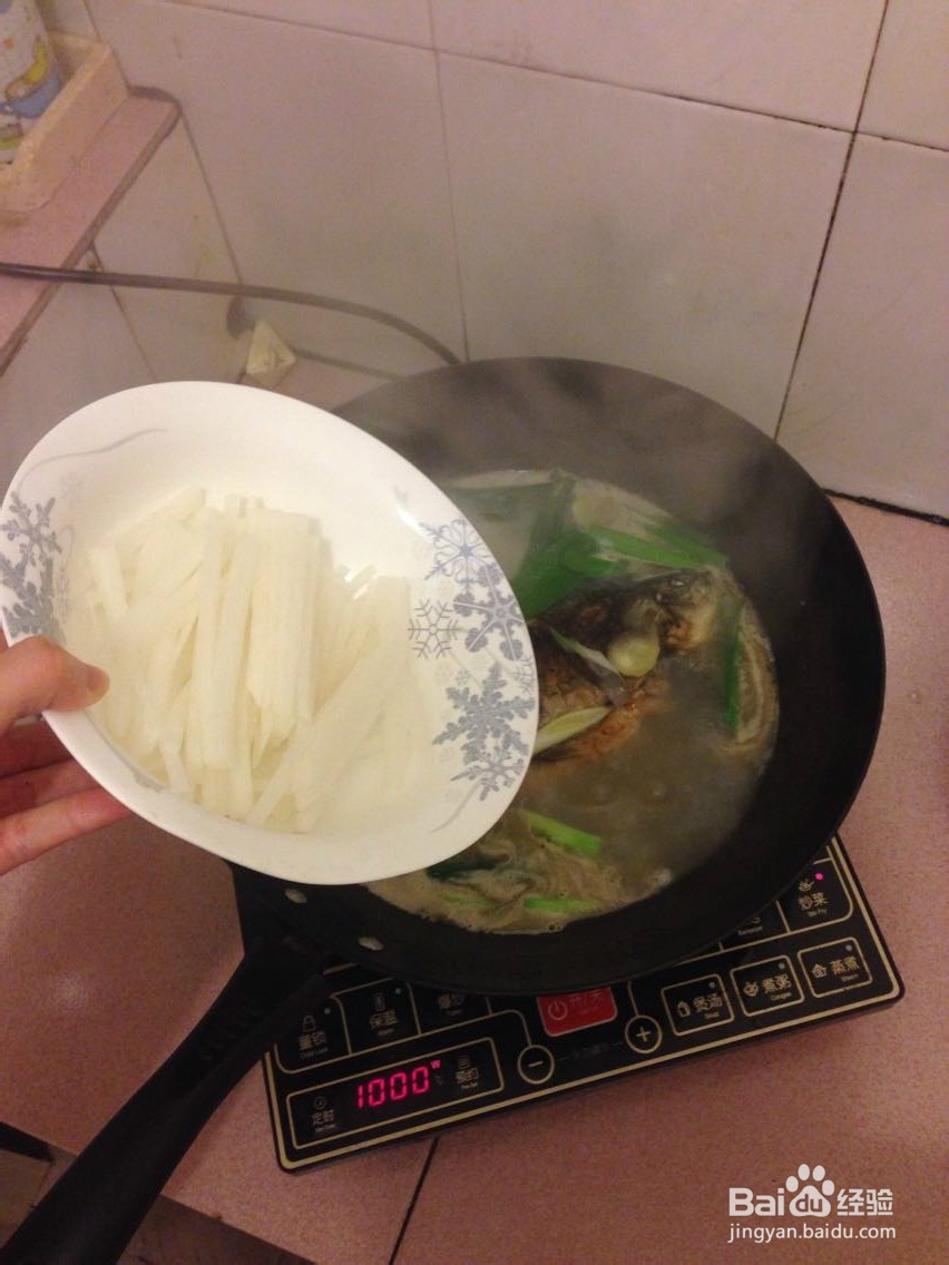 菜鸟都可以完成的鲜甜浓汤:萝卜丝鲫鱼汤