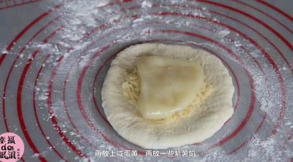 蛋黄肉松拉丝软欧包