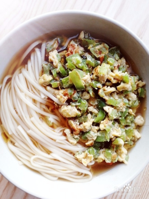 如何做出汤汁鲜美的鸡蛋青椒面