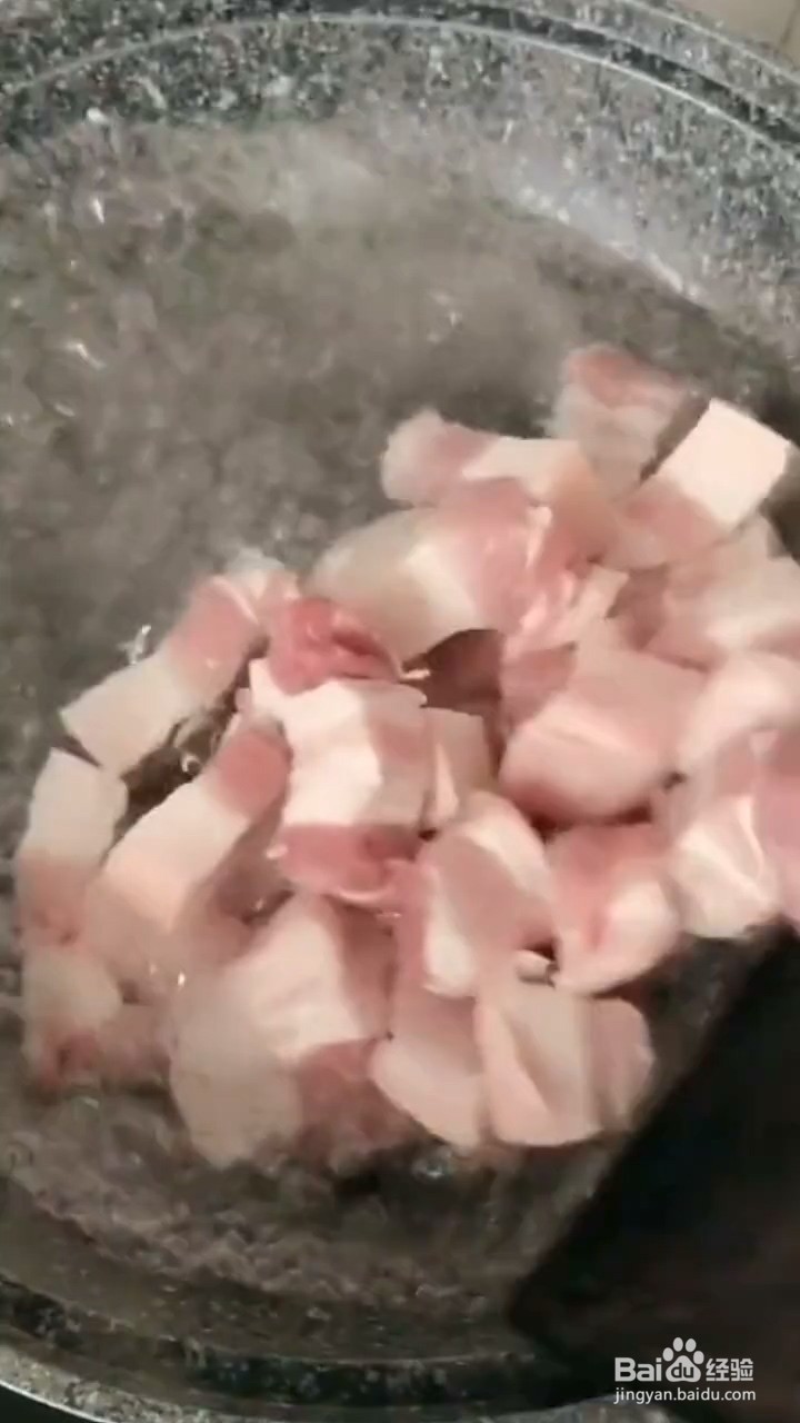 如何制作五花肉焖面条