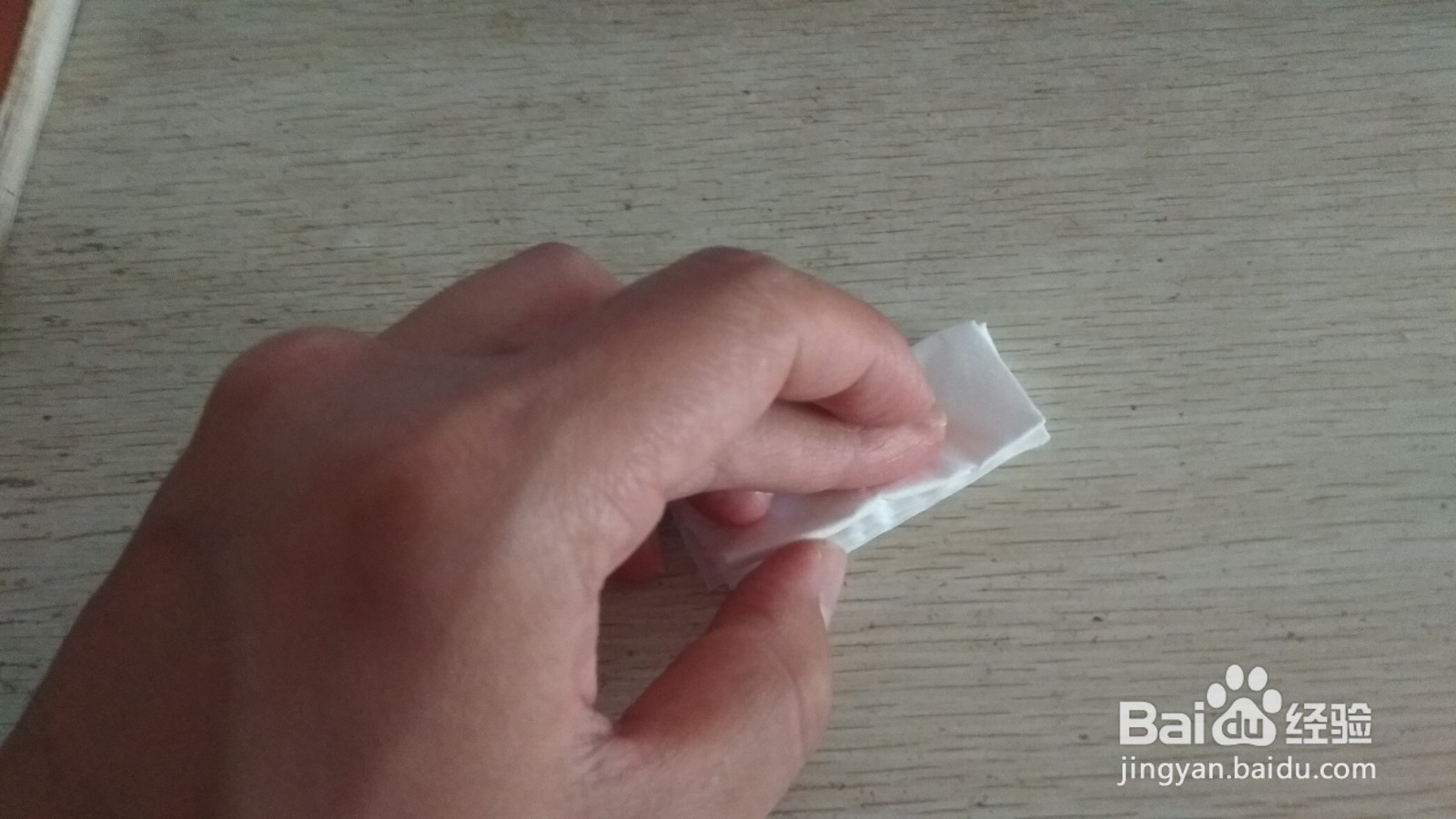 如何用一块手纸和一个中性笔芯做简易的手机支架