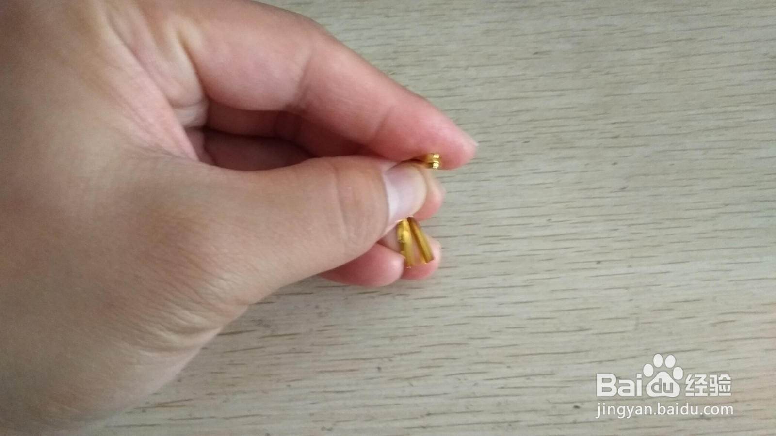 如何用一个面包袋绑绳做简易的手机的支架