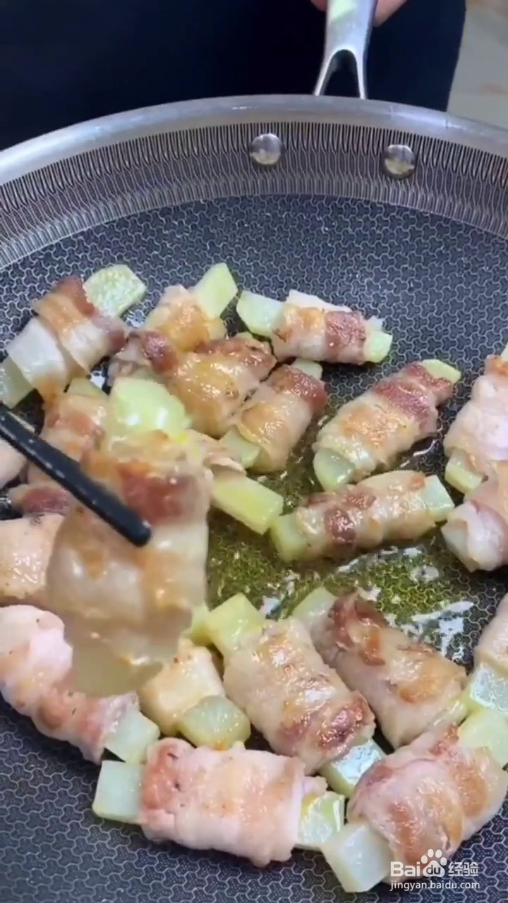 如何用土豆和五花肉制作好吃的“排骨”？