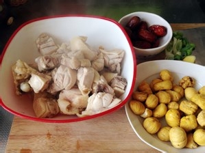 鸡酥栗糯汁浓味香——【红枣焖栗子鸡】